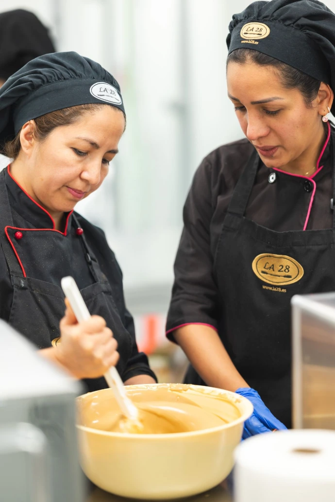 artesanos en obrador de pastelería